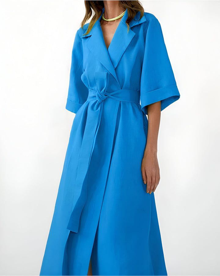 Kimono bleu électrique à manches courtes et ceinture nouée. Vêtements style japonais, vente de kimonos en ligne.