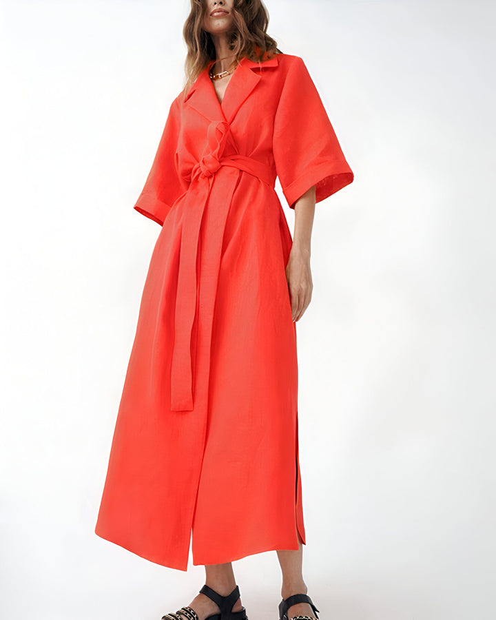Femme portant un kimono rouge avec ceinture. Vêtement de style japonais, parfait comme robe ou peignoir d'intérieur. Disponible dans notre boutique en ligne.