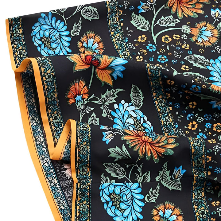 Motif floral bleu et orange sur tissu noir, bordures décoratives. Tissu pour kimono de notre collection.