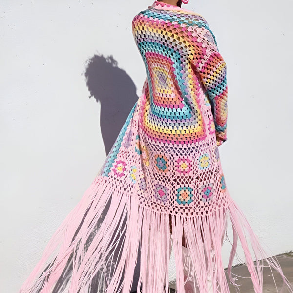 Kimono long en crochet multicolore avec franges roses, vue arrière. Vente de kimonos uniques et colorés pour un style bohème chic. Découvrez notre collection de kimonos en ligne.