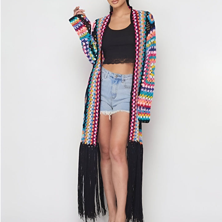 Kimono long multicolore à franges noires, style bohème. Vêtement d'extérieur original. Idéal pour un look estival décontracté.