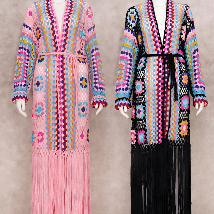Deux kimonos longs en crochet coloré avec franges. Kimono rose avec franges roses et kimono noir avec franges noires. Ceintures assorties. Vêtements de style bohème.