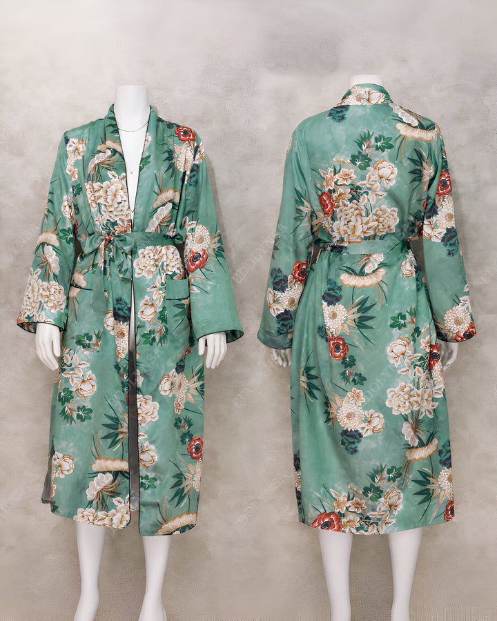 Kimono long vert à motifs floraux sur mannequins, vue de face et de dos. Peignoir japonais élégant, parfait pour la détente ou comme vêtement d'intérieur tendance. Collection de kimonos uniques.