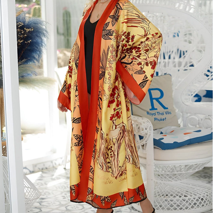 Femme portant un kimono long jaune et orange avec motifs. Vêtement de détente élégant, style japonais. Notre collection de kimonos.