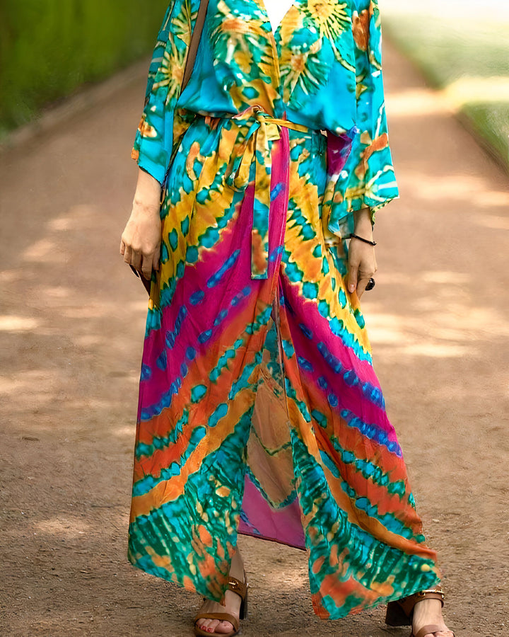 Femme portant un kimono long et coloré avec des motifs tie-dye, noué à la taille. Kimono à manches larges, idéal pour l'été. Vente de kimonos en ligne.