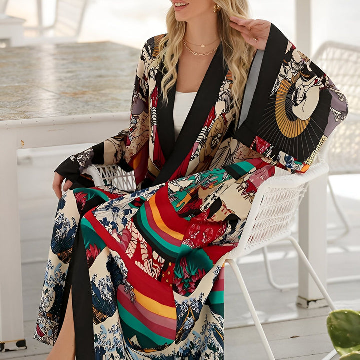 Femme portant un kimono coloré à motifs japonais, assise. Vente de kimonos en ligne.