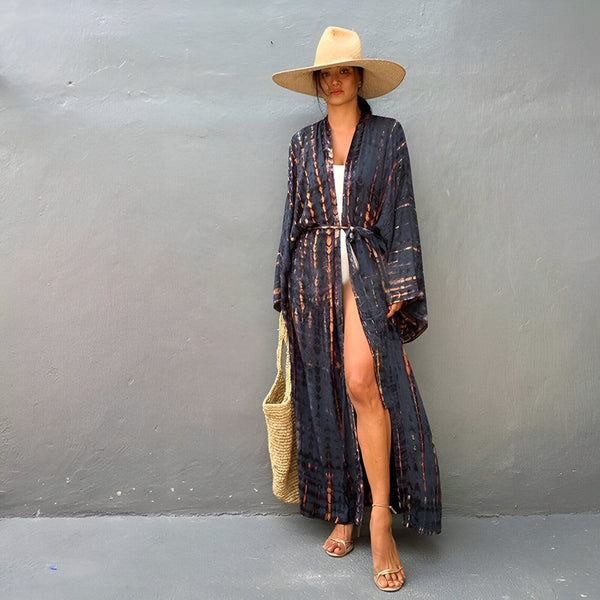 Femme portant un kimono long imprimé, chapeau de paille et sac en osier. Vente de kimonos.