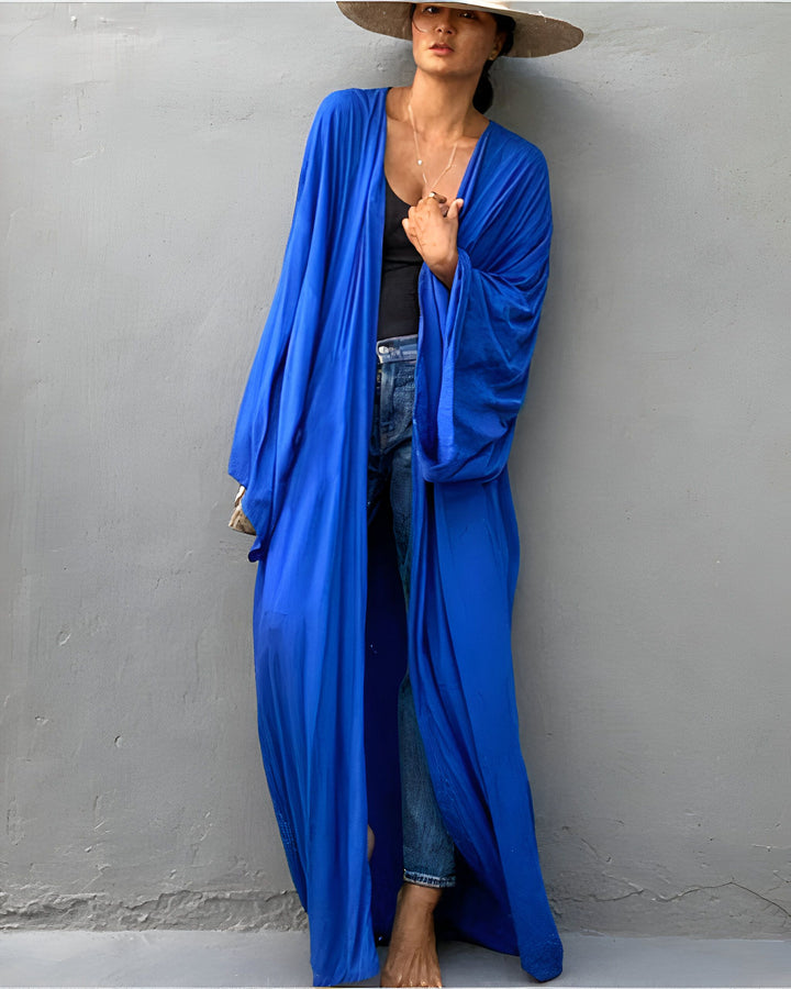 Femme portant un kimono bleu vif. Kimono long et ample, idéal pour la superposition. Mode kimono, vêtements confortables. Achetez notre collection de kimonos.