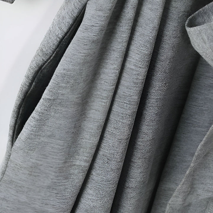 Détail d'un kimono gris en tissu doux, poche visible. Vêtements de détente confortables pour femmes. Découvrez notre collection de kimonos en ligne.