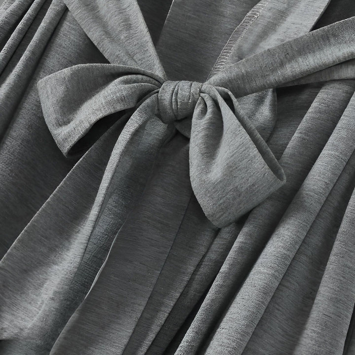 Détail d'un kimono gris avec une ceinture nouée en nœud. Vêtements de style japonais.