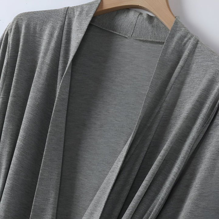 Kimono gris décontracté pour femme, vêtement d'intérieur confortable. Disponible dans notre collection de kimonos.