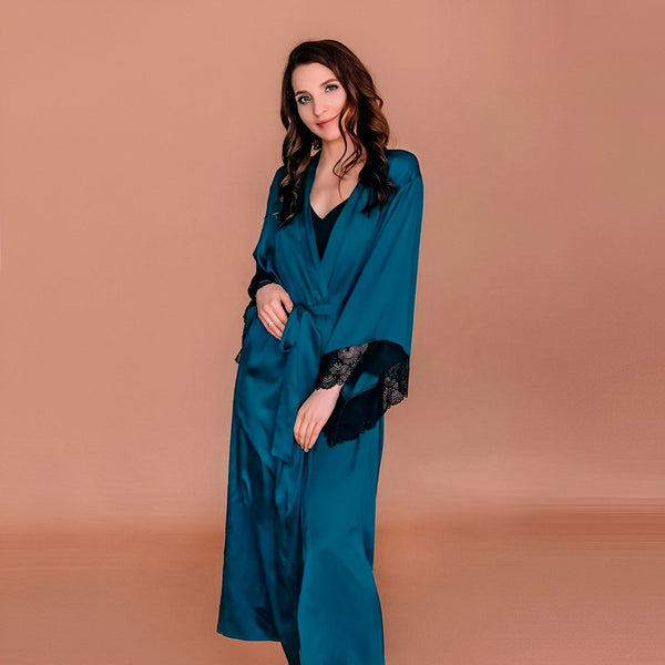 Femme portant un kimono bleu en soie avec bordure en dentelle noire. Vente de kimonos élégants et confortables.