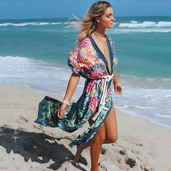 Femme portant un kimono fleuri sur la plage. Vêtements de plage, style bohème. Kimonos tendance pour l'été. Collection de kimonos fleuris pour femmes.