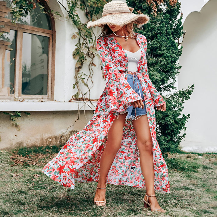 Femme portant un kimono long à fleurs rouge et blanc, avec un chapeau de paille, un short en jean et un top blanc. Vente de kimonos élégants pour femme.