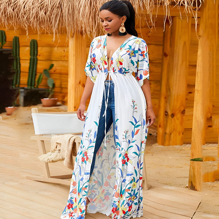 Femme portant un kimono blanc fleuri long avec un jean. Kimono ouvert avec des cordons de serrage. Collection de kimonos pour femmes disponible à l'achat.