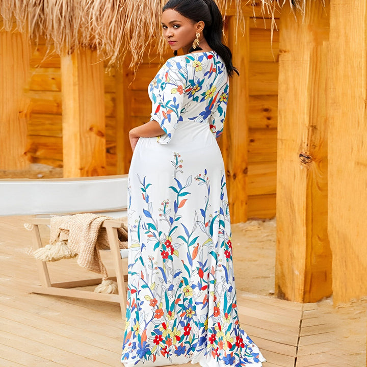 Femme portant un kimono long blanc à fleurs colorées, regardant par-dessus son épaule. Mode estivale, vêtement de plage. Boutique de kimonos en ligne.