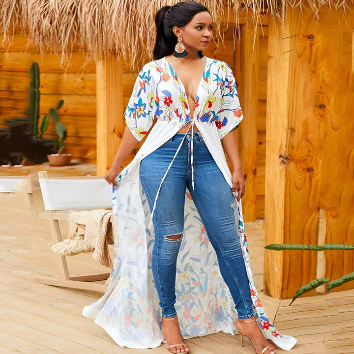 Femme portant un kimono fleuri long, jeans et talons hauts. Vente de kimonos en ligne.