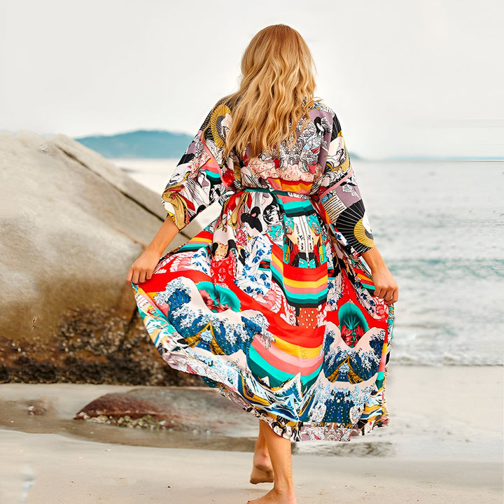 Femme vue de dos portant un kimono coloré à motifs japonais sur la plage. Kimono à vendre.