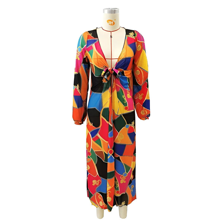 Kimono long coloré à motifs géométriques sur mannequin. Vêtement de style kimono avec manches longues et ceinture à nouer. Idéal pour un look audacieux et tendance.