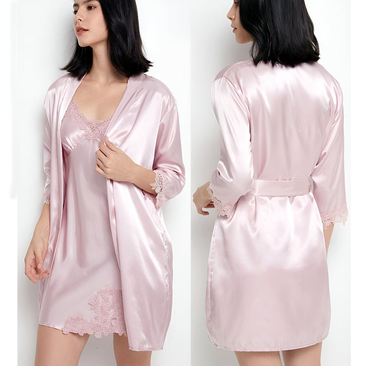 Ensemble kimono rose en satin avec dentelle. Vêtements de nuit élégants et confortables. Découvrez notre collection de kimonos.