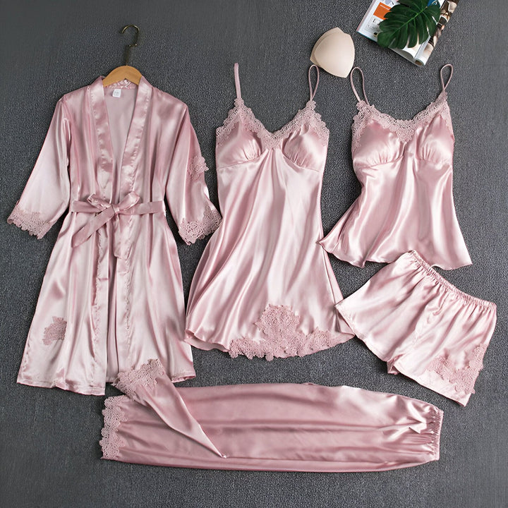 Ensemble kimono rose en satin, comprenant une robe de chambre, une nuisette, un caraco et un short, orné de dentelle. Idéal pour un look élégant et confortable à la maison. Découvrez notre collection de kimonos.