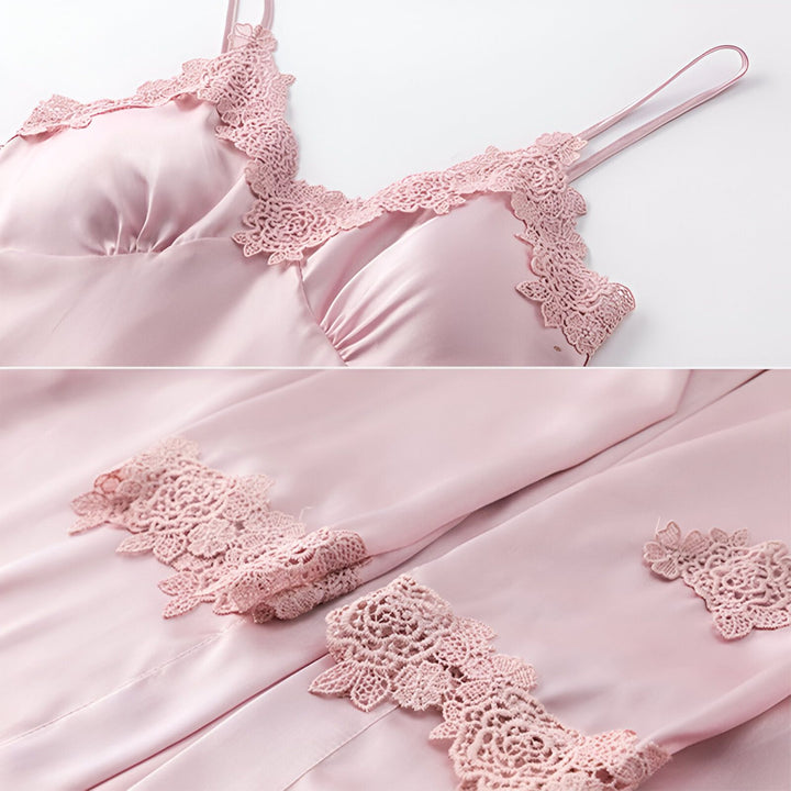 Ensemble kimono rose en soie avec détails en dentelle. Lingerie féminine et élégante. Idéal pour un style relaxant et sophistiqué. Vêtements d'intérieur de luxe.