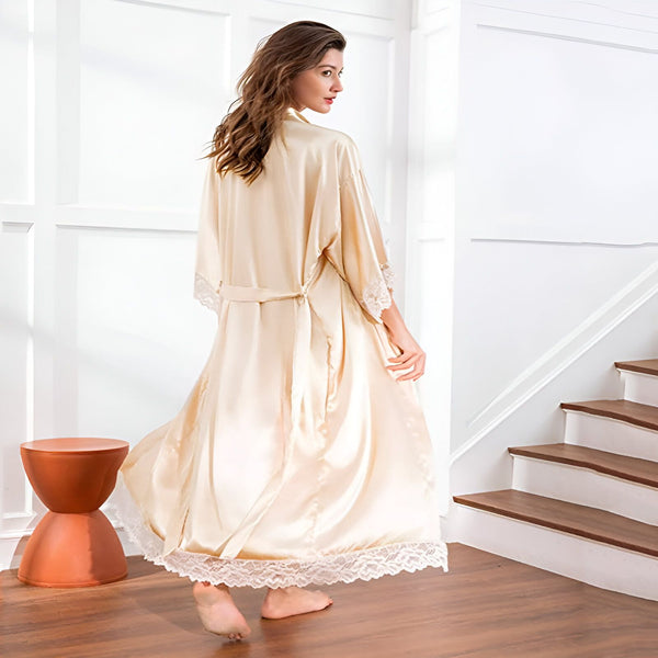Femme portant un kimono beige en soie avec bordure en dentelle. Kimonos élégants et confortables à vendre.