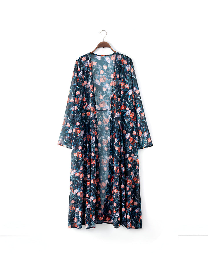 Kimono long à fleurs suspendu à un cintre. Vêtement d'extérieur léger et fluide, idéal pour l'été. Notre collection de kimonos offre un style unique et élégant.