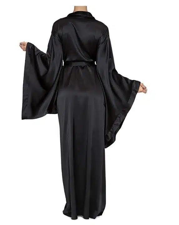 Kimono long noir avec larges manches, vue de dos. Vêtement ample et élégant, idéal pour la détente ou comme pièce de superposition tendance. Disponible sur notre boutique en ligne de kimonos.