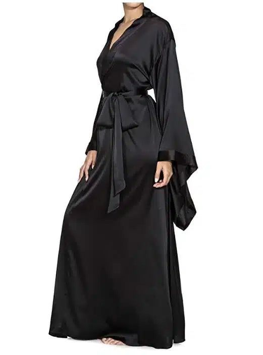 Kimono long noir en satin, avec manches amples et ceinture. Idéal comme vêtement d'intérieur élégant. Découvrez notre collection de kimonos !