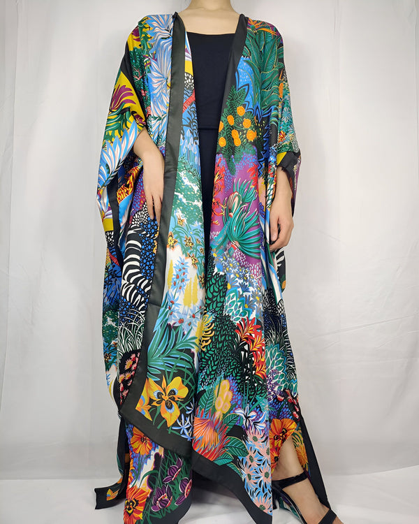 Kimono long à motifs floraux et tropicaux multicolores sur mannequin. Vêtement ample de style japonais, idéal pour la maison ou les sorties. Boutique en ligne de kimonos.