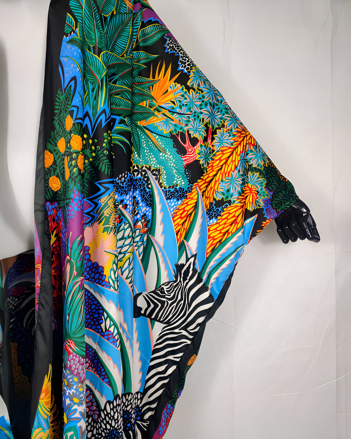 Kimono coloré avec motif zèbre et jungle tropicale. Vêtement de style japonais, idéal pour un look unique et tendance. Découvrez notre collection de kimonos imprimés.