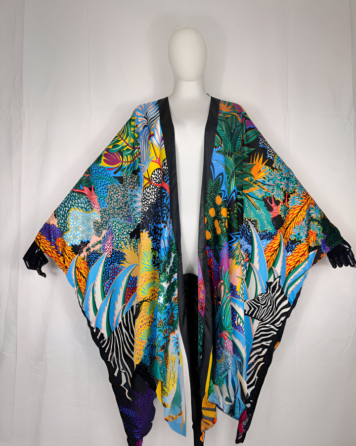 Kimono coloré à motifs tropicaux sur mannequin. Vêtement de style japonais, idéal pour la maison ou la plage. Découvrez notre collection de kimonos uniques.
