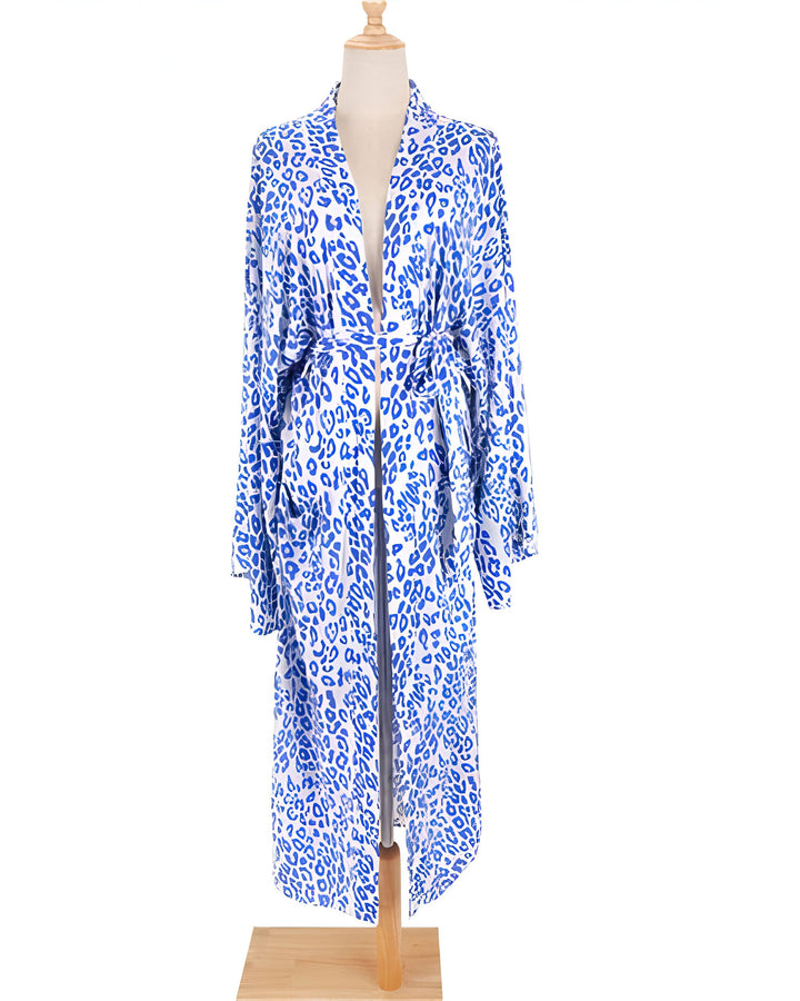 Kimono long à motifs léopard bleu et blanc sur un mannequin. Vêtement léger et confortable, parfait pour se détendre à la maison ou pour une tenue décontractée. Disponible dans notre boutique en ligne.
