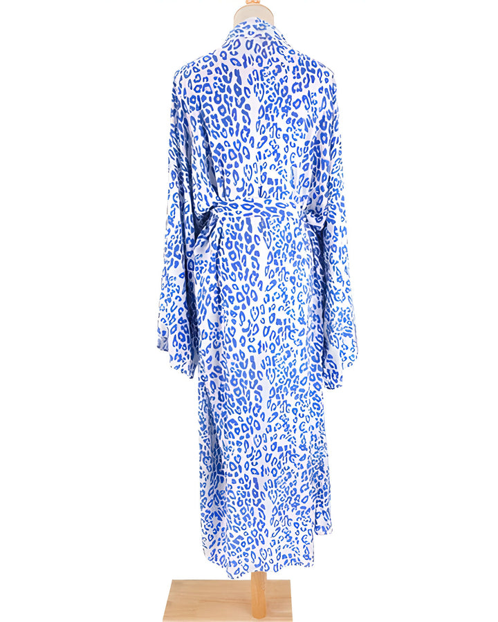 Kimono pour femme avec motif léopard bleu et blanc, vue de dos. Vêtement léger et élégant, idéal comme peignoir ou robe de chambre. Disponible dans notre collection de kimonos.