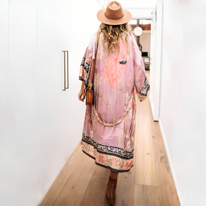 Femme portant un kimono rose à motifs floraux et un chapeau. Vêtements de style kimono. Mode bohème. Kimonos fleuris pour femmes. Kimono long rose avec imprimés floraux.