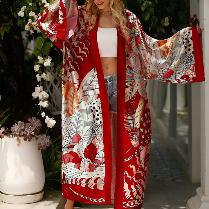 Femme blonde portant un kimono rouge avec motifs de plumes. Vêtements style kimono pour femmes, robes de chambre, vêtements d'intérieur tendance. Découvrez notre collection de kimonos uniques et élégants.
