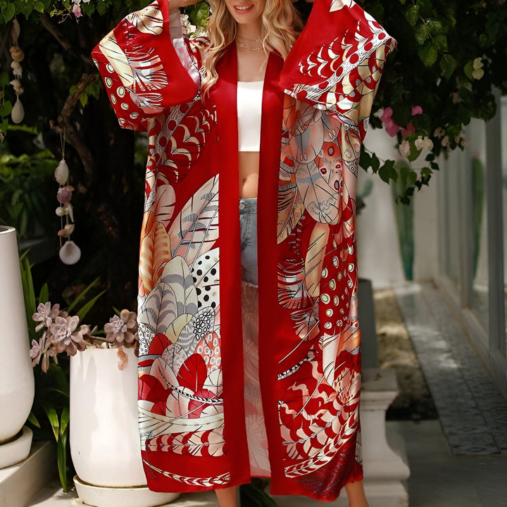 Femme portant un kimono rouge à motifs de plumes. Kimono élégant et tendance pour toutes les occasions. Découvrez notre collection de kimonos uniques.