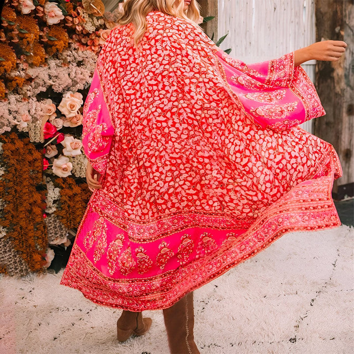Kimono rouge et rose à motifs fleuris. Vêtement ample et léger, idéal pour la superposition. Mode bohème, style unique et élégant. Découvrez notre collection de kimonos.