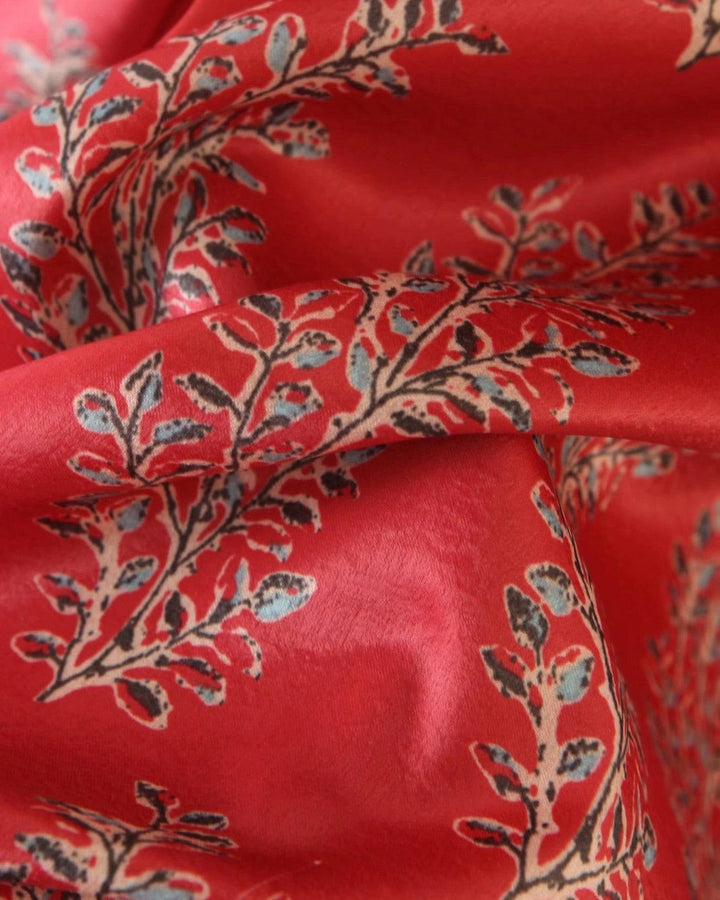 Tissu rouge imprimé de motifs floraux pour kimono. Détail du textile japonais.