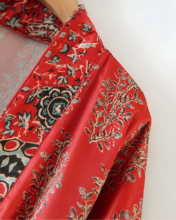 Détail du col d'un kimono rouge à motifs floraux. Vêtements style japonais, boutique en ligne de kimonos pour femmes.