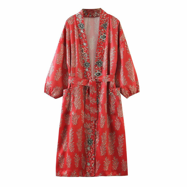 Kimono rouge à motifs floraux, avec ceinture assortie. Vêtement japonais traditionnel, idéal comme robe de chambre ou tenue décontractée. Disponible dans notre boutique en ligne.