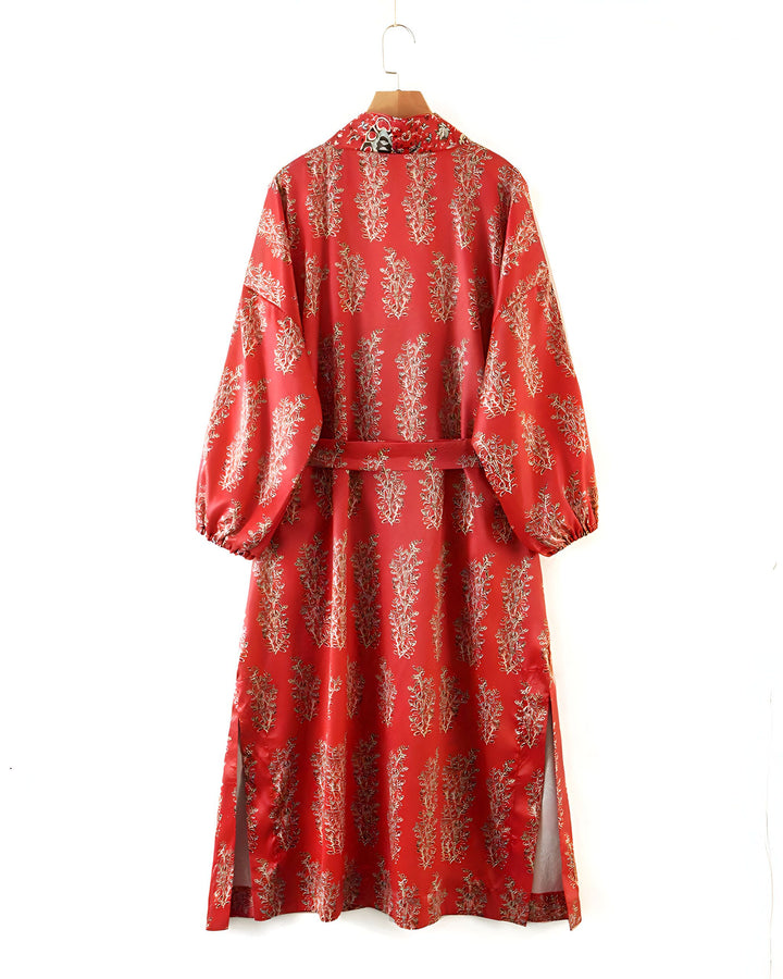 Kimono rouge long à motifs floraux dorés, manches amples, ceinture assortie. Vêtement traditionnel japonais pour femme. Découvrez notre collection de kimonos uniques.