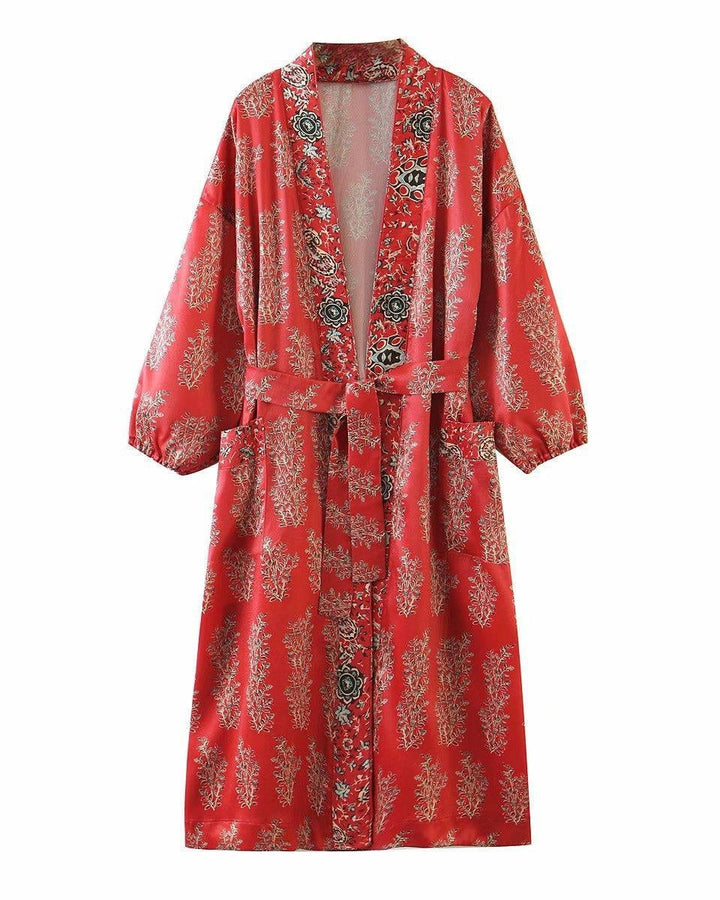 Kimono rouge imprimé fleuri, manches 3/4, ceinture nouée. Vêtement traditionnel japonais, idéal comme peignoir ou robe de chambre.