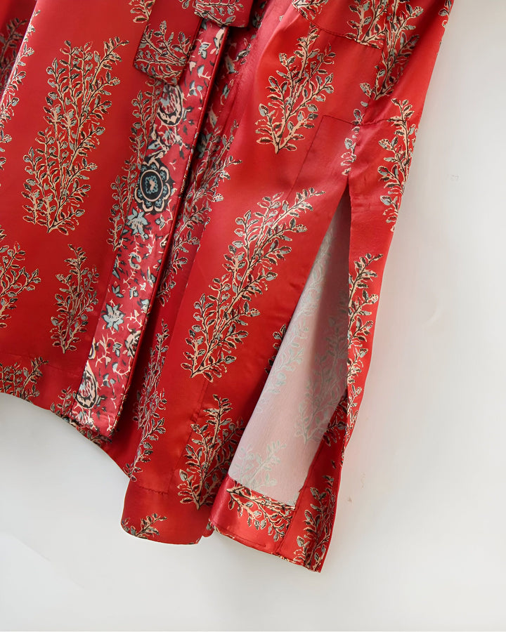 Détail d'un kimono rouge imprimé avec des motifs floraux. Vêtement de style japonais, idéal pour un look tendance et élégant. Découvrez notre collection de kimonos uniques.