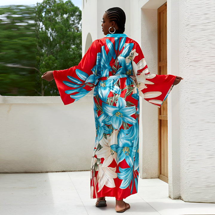 Femme portant un kimono long rouge à fleurs bleues et blanches. Vue arrière. Kimonos pour femmes.