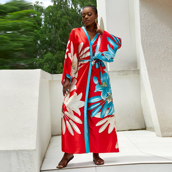 Femme portant un kimono rouge à motifs floraux bleus et blancs. Vente de kimonos en ligne.