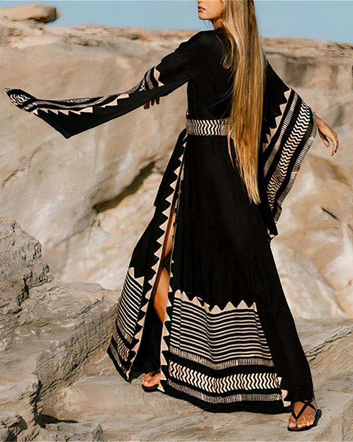 Femme portant un kimono noir à motifs sur des rochers. Vêtements de style kimono.