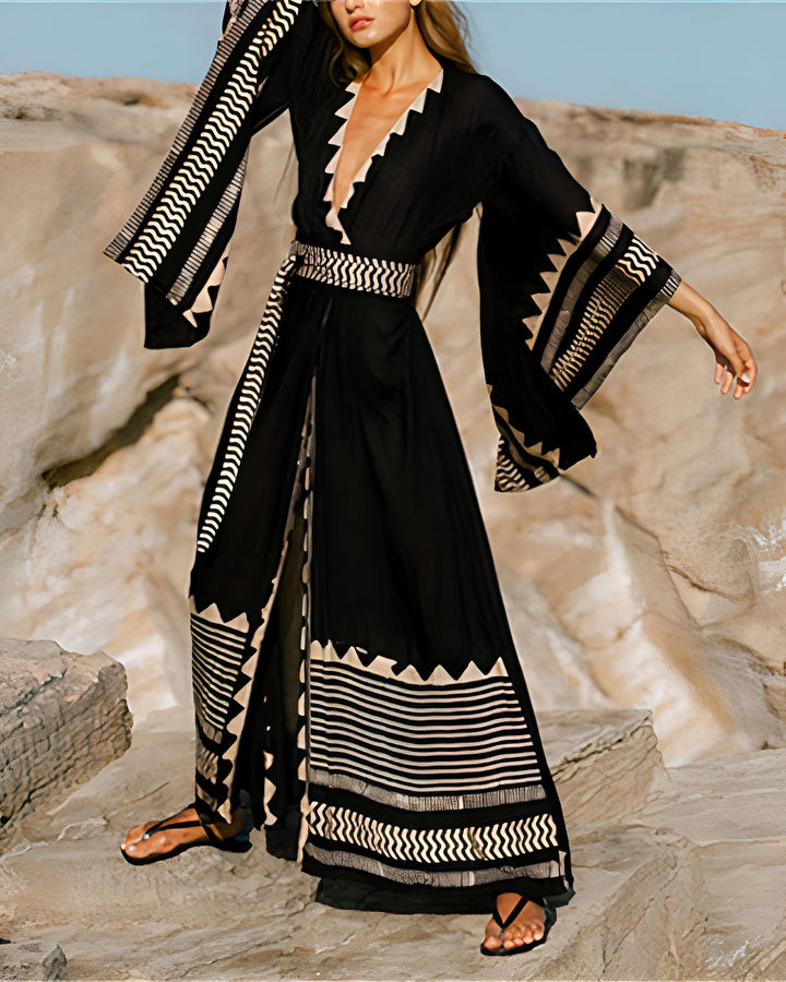 Femme portant un kimono noir long avec motifs. Kimono de style bohème avec ceinture, manches larges et ouvert devant. Mode féminine, vêtement d'extérieur, style kimono.