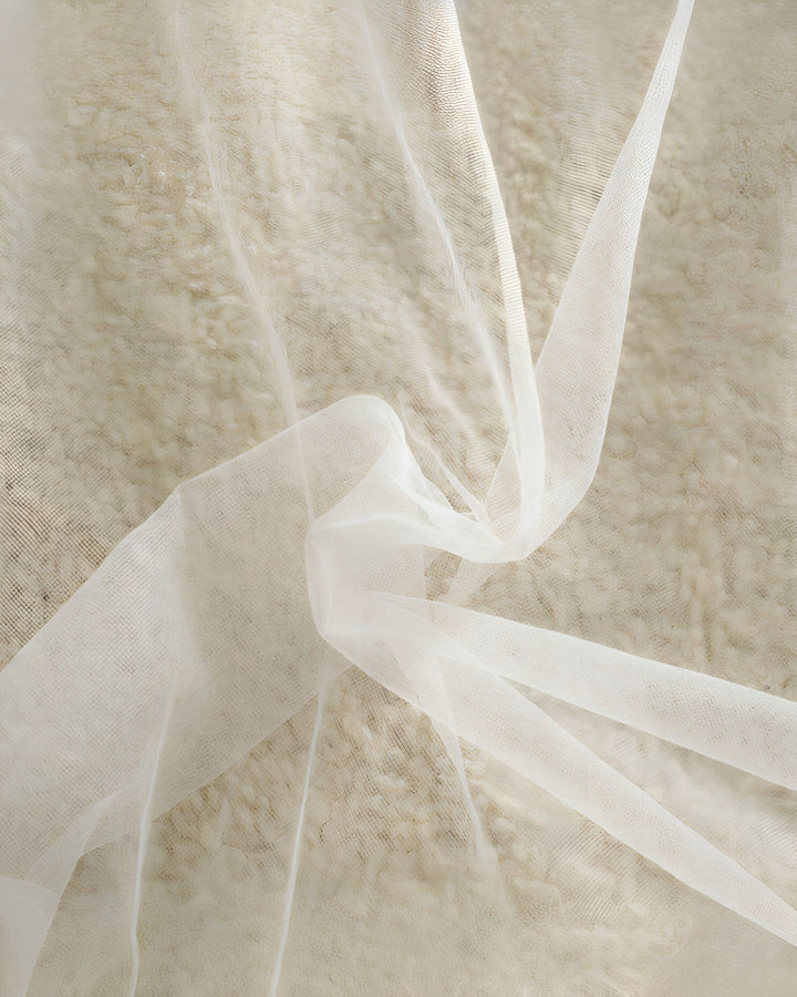 Tissu voile blanc, léger et transparent, idéal pour la confection de kimonos élégants et raffinés. Détails délicats.